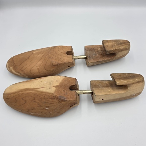 Heart of the Tree Aromatic Red Cedar Scented‎ Wood Tree Stretchers Size XL Pair - Picture 2 of 6